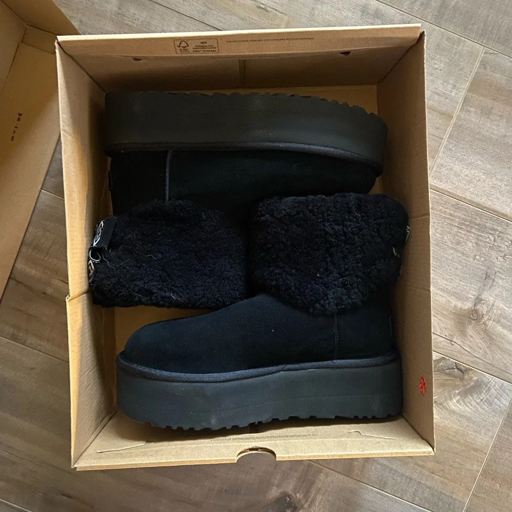 UGG® Classic Mini Maxi Curly in Black